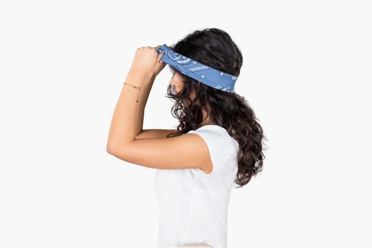 Knyt din bandana som ett hårband Knyt din bandana som ett hårband
