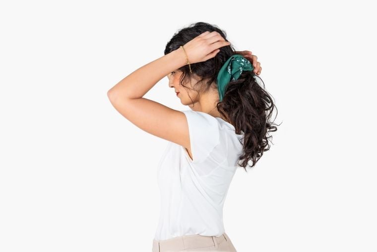 Knyter bandana i ett hårband Knyter bandana i ett hårband
